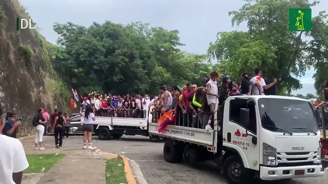 Arcoíris y brillos en marcha por el orgullo gay