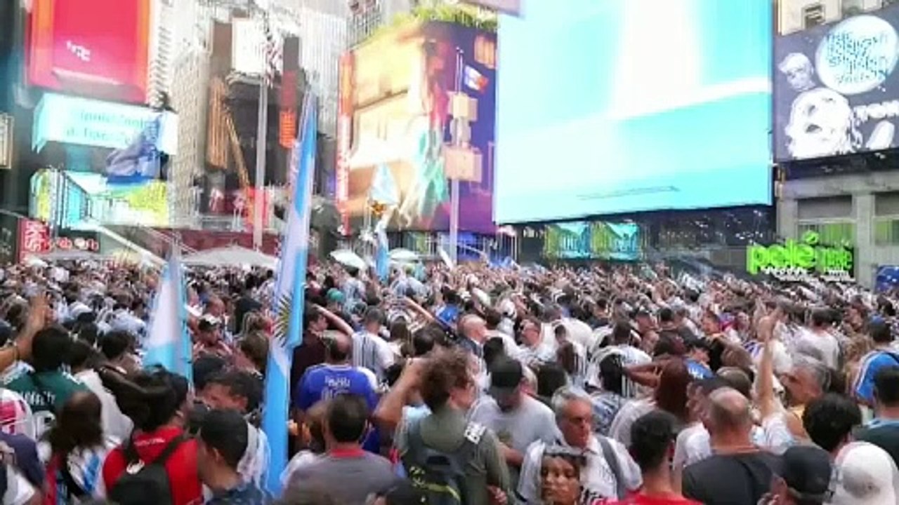 Los aficionados argentinos vuelven a tomar Times Square en un nuevo "banderazo"
