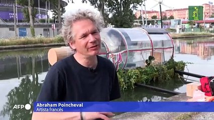 Artista francés se encierra en una botella gigante frente al Stade de France, en plenos JJOO