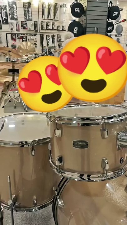 Είστε έτοιμοι να δείτε τον γιο του Λεωνίδα Κουτσόπουλου να παίζει ντραμς; - Το βίντεο της ημέρας