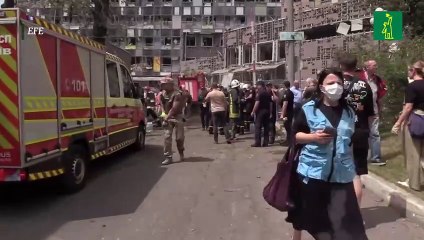 Rabia y caos tras la destrucción de uno de los edificios de una clínica infantil de Kiev por ataques rusos