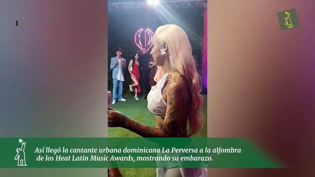 Así llegó la cantante urbana dominicana La Perversa a la alfombra de los Heat Latin Music Awards, mostrando su embarazo