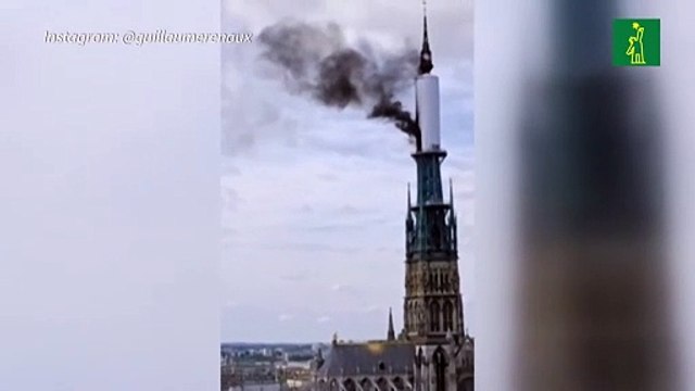 Un incendio que se desató el jueves en la flecha del siglo XIX de la catedral de Ruán ha sido controlado , informaron los bomberos de esta ciudad del noroeste de Francia