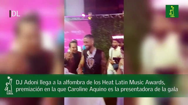 DJ Adoni llega a la alfombra de los Heat Latin Music Awards, premiación en la que Caroline Aquino es la presentadora de la gala
