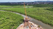 O traçado sobre mangue e rio da Ponte Joinville