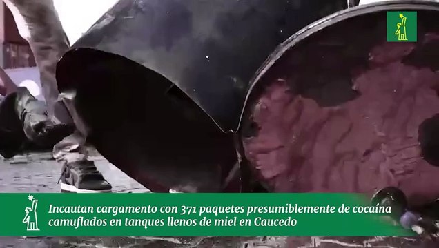 Incautan cargamento con 371 paquetes presumiblemente de cocaína camuflados en tanques llenos de miel en Caucedo