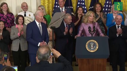 Biden allana el camino para regularizar a cientos de miles de migrantes