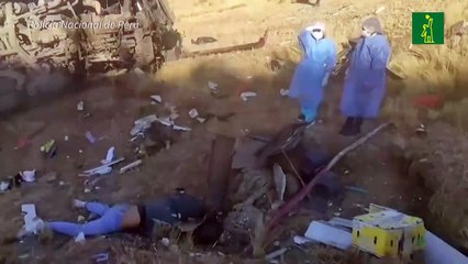 Casi una treintena de muertos por caída de autobús a un abismo en sur de Perú