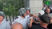 Disturbios frente al Parlamento armenio en una protesta de la oposición en Ereván