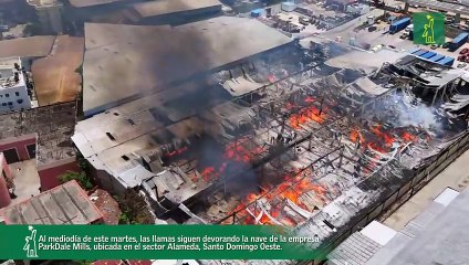 Las llamas llevan cuatro horas consumiendo nave industrial en la autopista Duarte