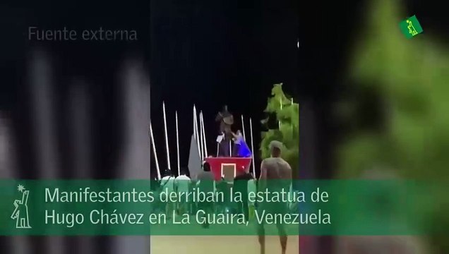 Manifestantes derriban la estatua de Hugo Chávez en La Guaira, Venezuela
