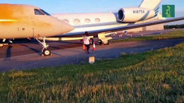 Ecologistas rocían con pintura jets privados en aeropuerto londinense