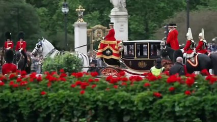 La princesa Catalina saluda junto a la familia real desde el balcón de Buckingham