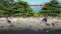 Pescadores y regatistas, al rescate de una isla en Rio sumergida en basura