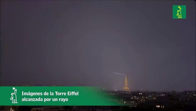 Tormenta eléctrica en París: las impresionantes imágenes de la Torre Eiffel alcanzada por un rayo