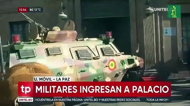 Militares intentan derribar puerta del palacio presidencial en La Paz