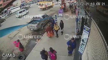 Mujer arroja en la calle cerca de Bs 180.000 y destapa presunto caso de violencia familiar