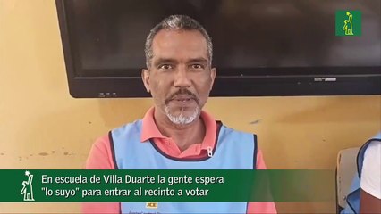 En escuela de Villa Duarte la gente espera "lo suyo" para entrar al recinto a votar