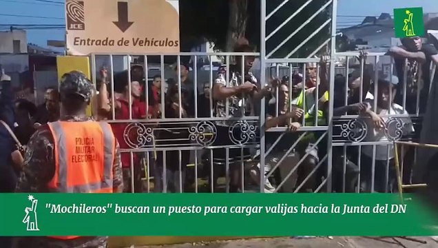 Mochileros buscan un puesto para cargar valijas hacia la Junta del DN