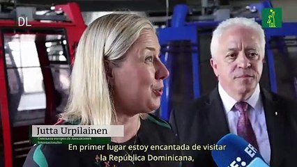 La comisaria europea de Asociaciones Internacionales visita el teleférico y metro de Santo Domingo