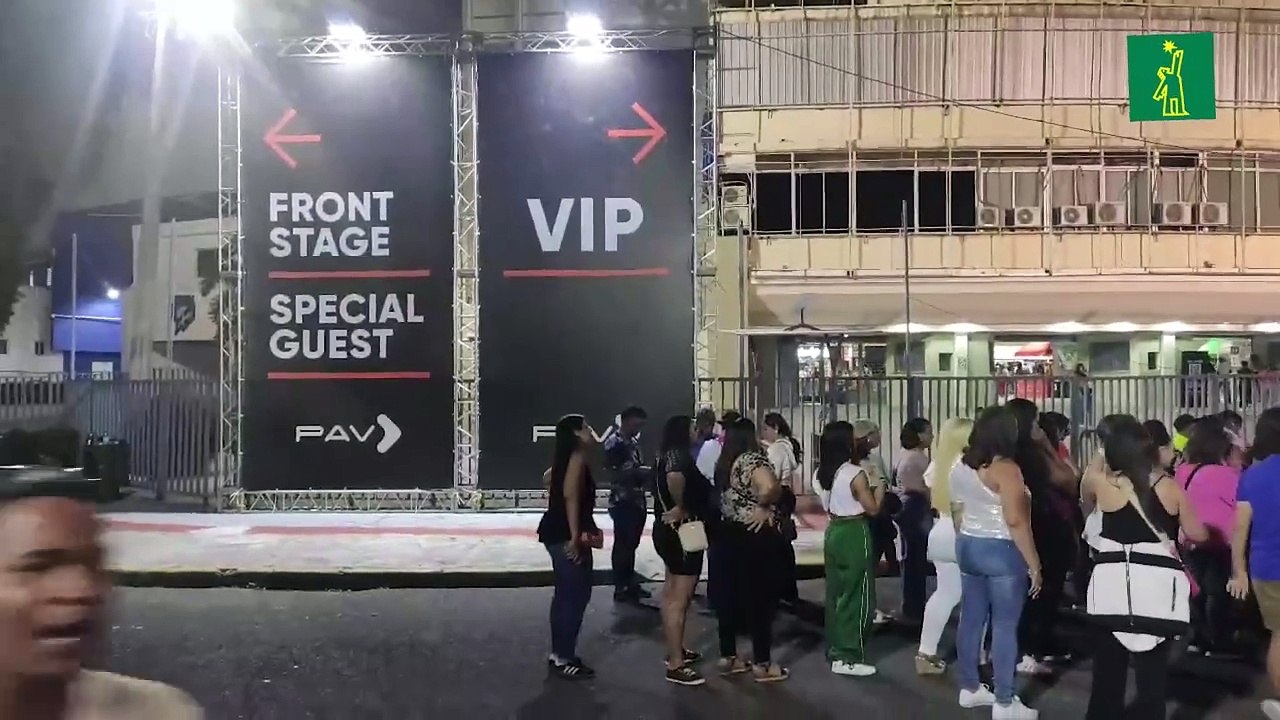 Ambiente en las afueras del Estadio Quisqueya, previo al concierto de Marc Anthony