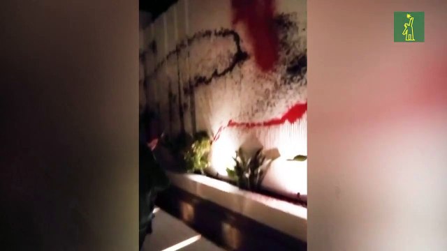 Activistas climáticos tiñen de rojo y negro la mansión de Messi en Ibiza