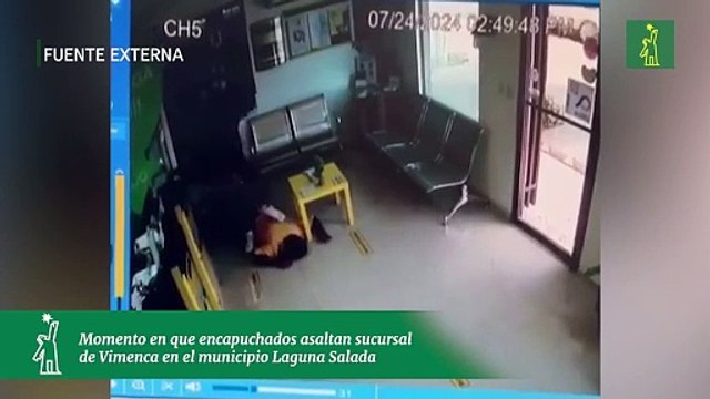 Momento en que encapuchados asaltan sucursal de Vimenca en el municipio Laguna Salada