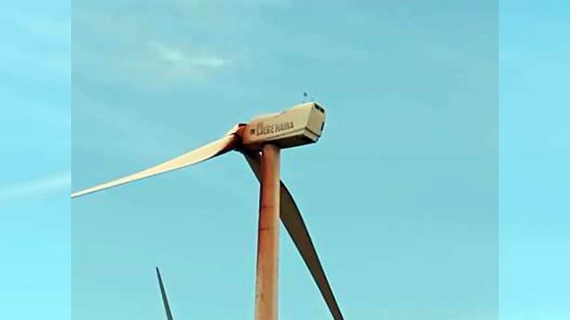 Se desploman molinos eólicos en Pedernales