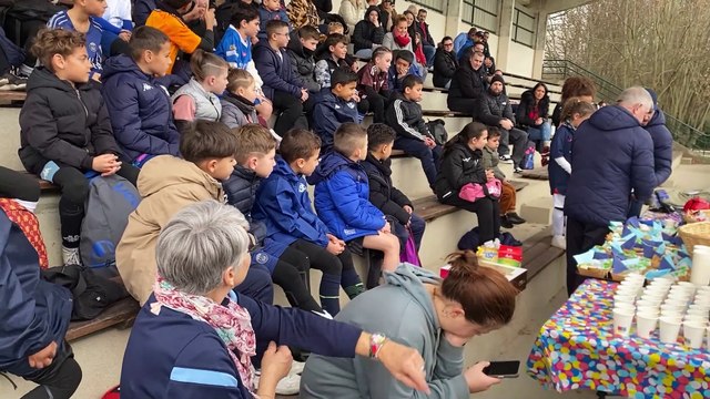 Récompenses et diplômes de fin de stage remises par Thibault