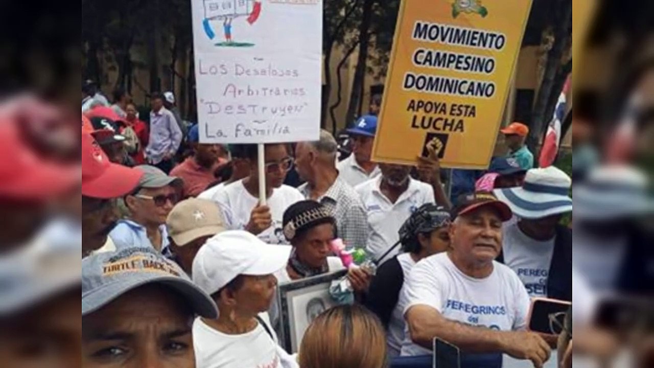 Los peregrinos de El Seibo exigen tierras frente al Palacio Nacional