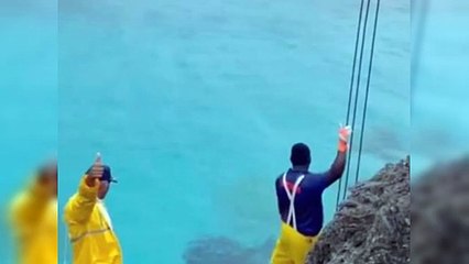 Autoridades sacan camión del mar Caribe; puede ser de un desaparecido