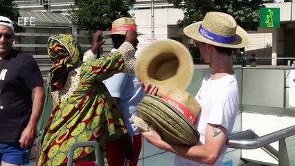 La región de París reparte agua, sombreros y abanicos para combatir la ola de calor.mp4