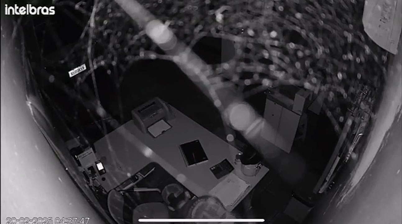 Ladrão invade loja automotiva e fax xixi no local antes de furtar notebook