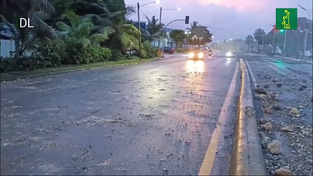 Sacudida del mar Caribe por incidencia de huracán Beryl desprende dos banquetas en el Malecón.mp4