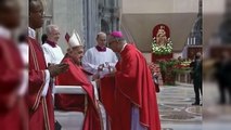 Papa entrega palio arzobispal a Monseñor Héctor Rodríguez
