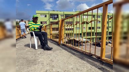 Peligro en baranda que se mueve en peatonal V Centenario