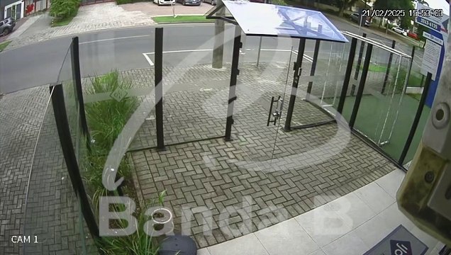 Vídeo: carros batem e um capota em cruzamento no Seminário; testemunhas acusam motorista de furar preferencial