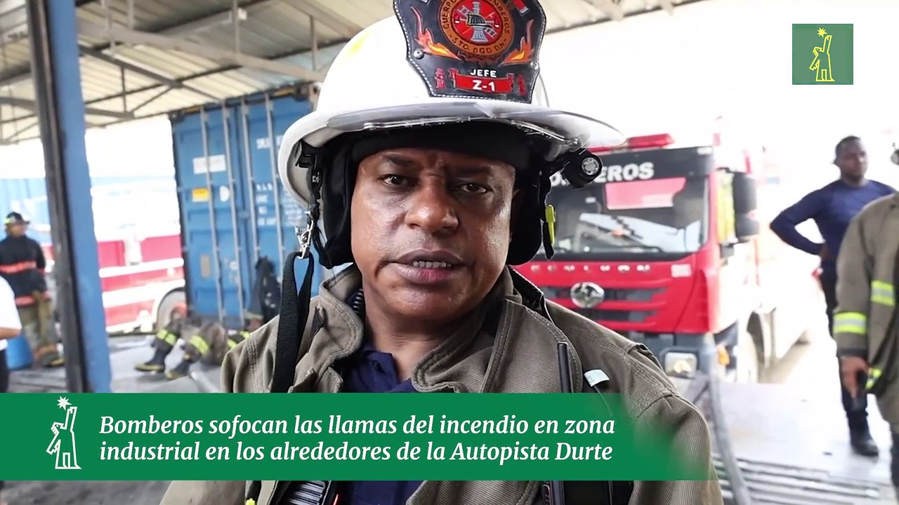 Bomberos sofocan las llamas del incendio en zona industrial en los alrededores de la Autopista Durte