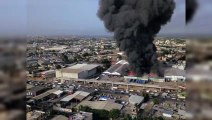 Incendio en una nave industrial en la autopista Duarte