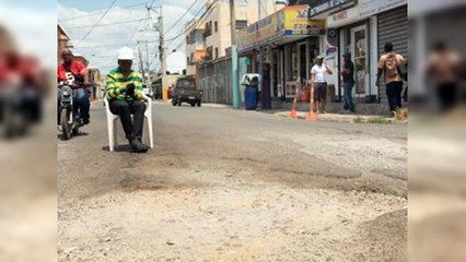 Vehículos se dañan por calle en mal estado en el Invi de Villa Faro