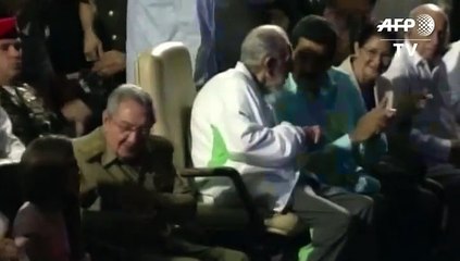 Fidel Castro aparece en público al cumplir 90 años