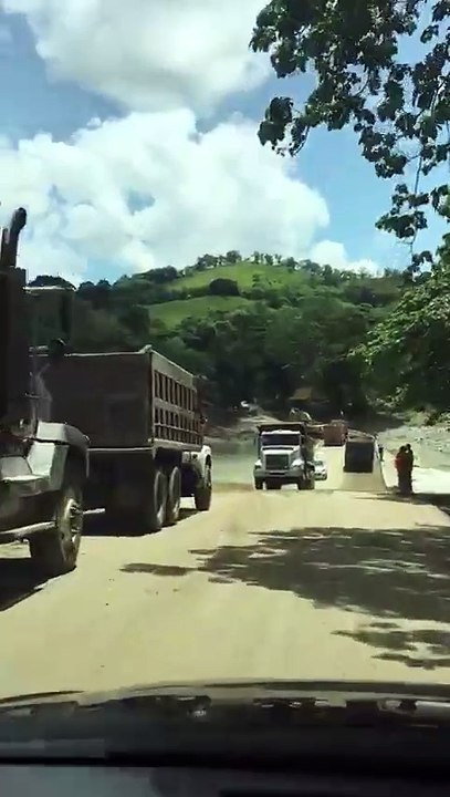 Camiones extraen arena del río Haina