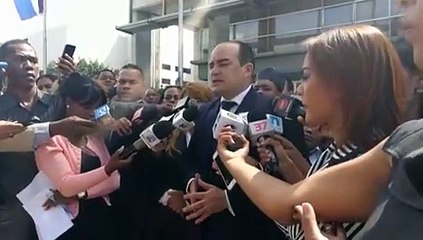 Surun Hernández habla durante protesta contra traslado de jueves