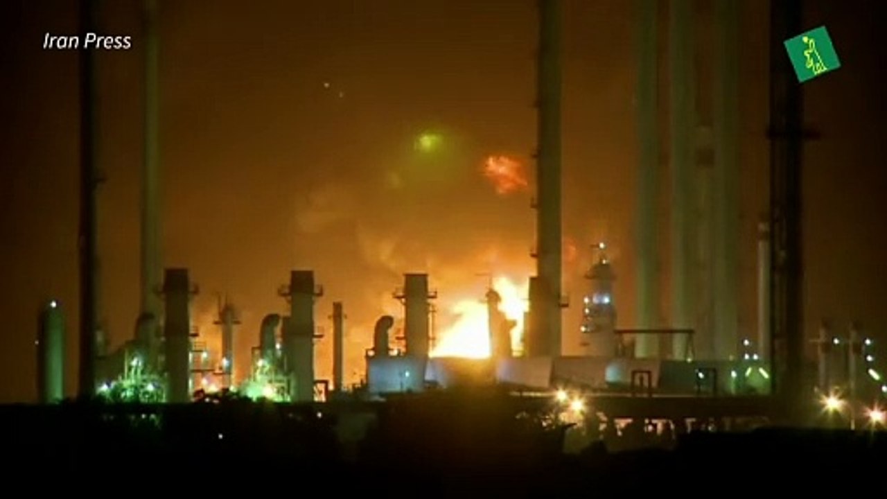 Gran incendio en una refinería petrolífera en el sur de Teherán