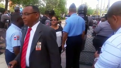 Cordón policial bloquea acceso al parqueo subterráneo de la Procuraduría