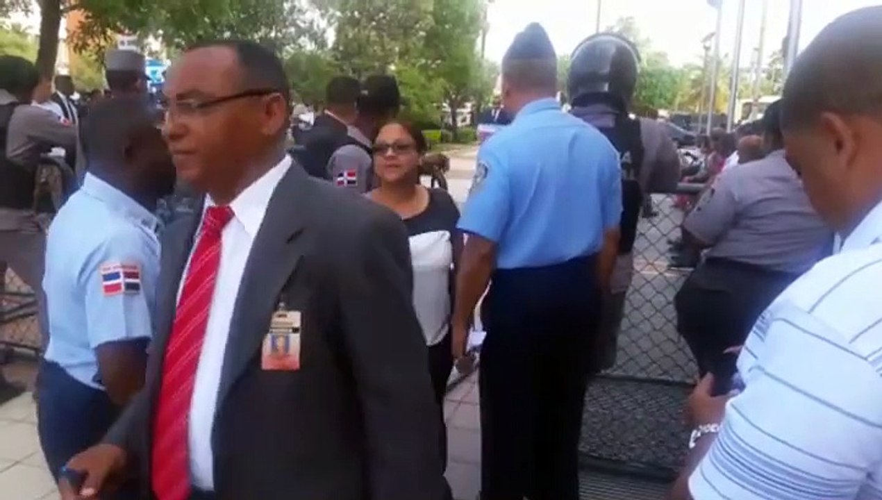 Cordón policial bloquea acceso al parqueo subterráneo de la Procuraduría