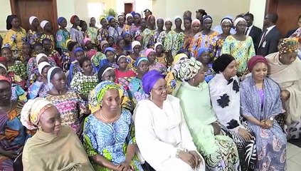 Jóvenes liberadas de Nigeria esperan aún para ver a sus familias