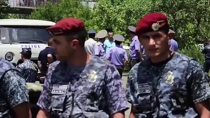 Se rinden los opositores atrincherados en Armenia
