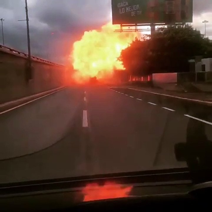 Camión explota en la vía pública