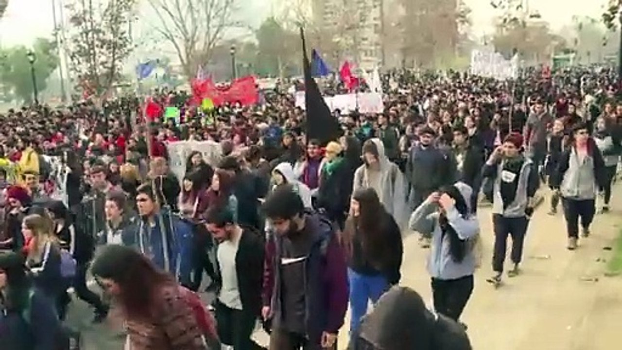 Estudiantes chilenos exigen reforma educativa transformadora